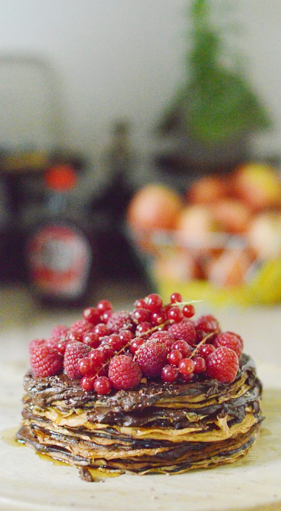Pour fêter la Saint Valentin et la chandeleur, je vous propose une recette vegan de gâteau de crêpes chocolat-avocat surmonté de fruits rouges frais by Emilie de C’est si Bon Nutrition !